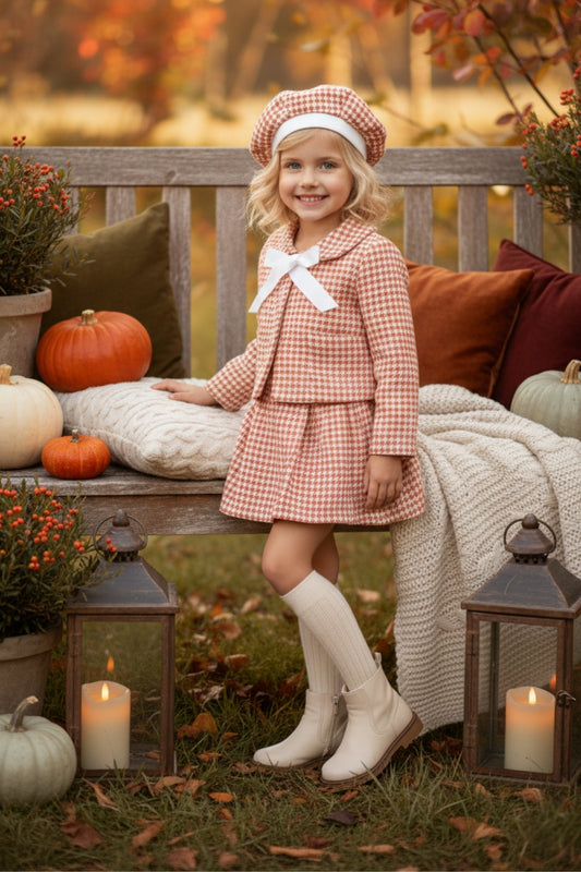 Dreiteiliges Set Santa -  Blazer, Kleid und Mütze in cremefarbenem und orangenem Hahnentritt Muster