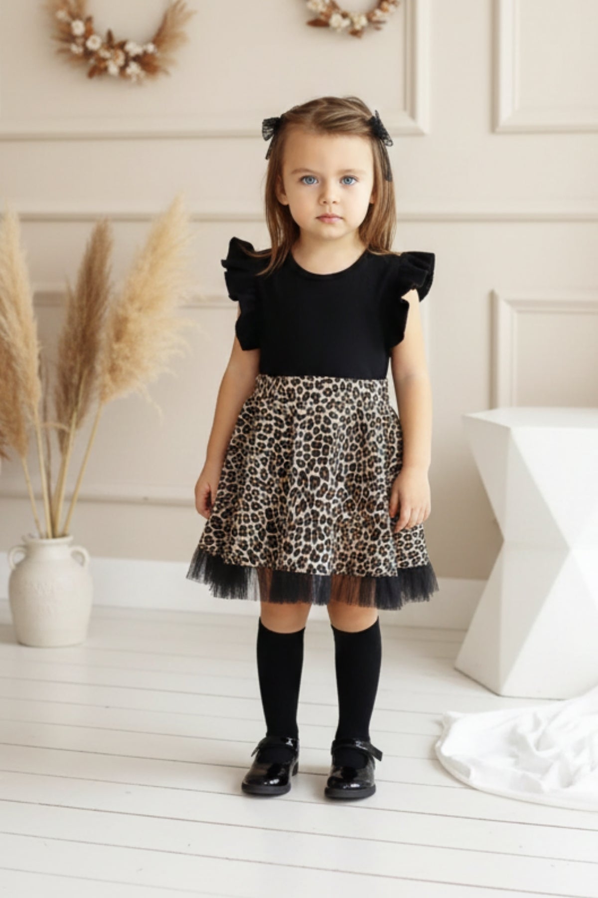 Tütükleid schwarz mit Leopardenmuster - Kleid mit Rüschensaum und Haarspange