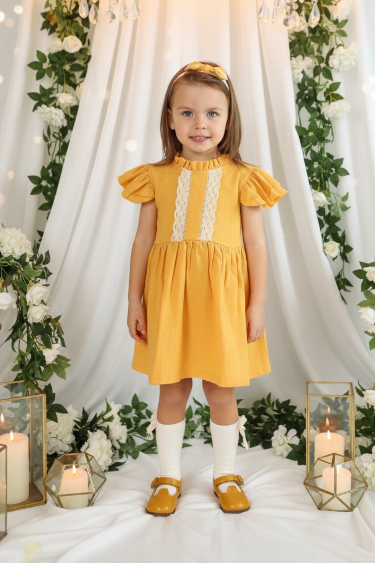 Kleid Laila - Senfgelbes Baumwollkleid mit Spitzendetails und Haarband