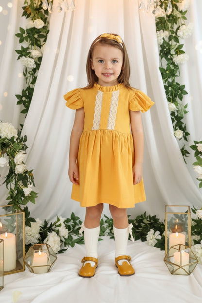 Kleid Laila - Senfgelbes Baumwollkleid mit Spitzendetails und Haarband