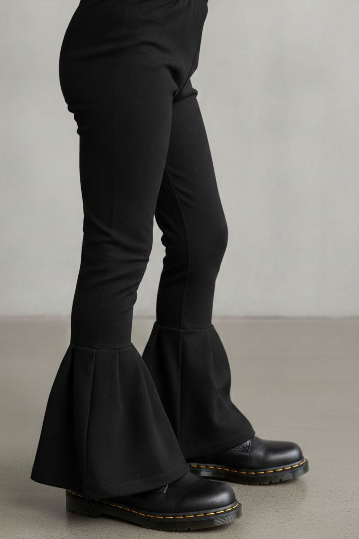 Stilvolle schwarze Schlaghose für Mädchen mit hohem Bund