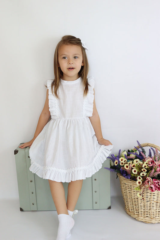 Kleid Eloise - kurzärmeliges Kleid in Weiß mit Spitzendetails und Haarspange