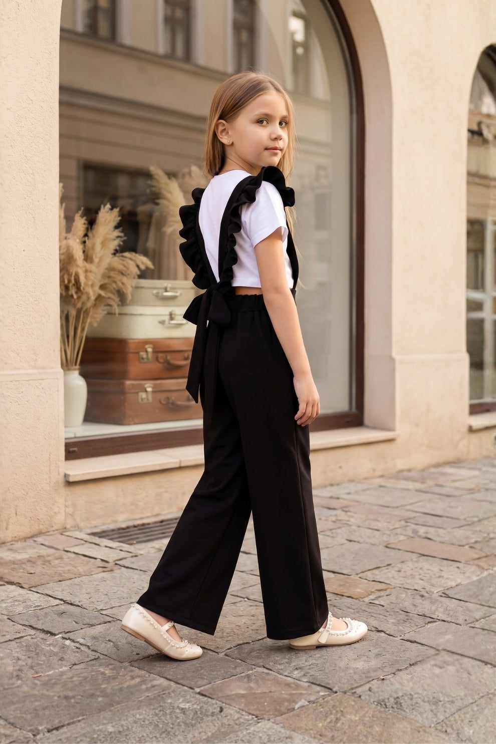 Schwarze Salopette Berlin - Jumpsuit in Schwarz mit Volantschultern und Haarspange
