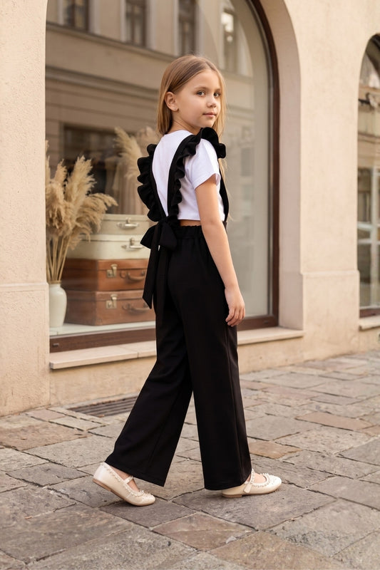 Schwarze Salopette Berlin - Jumpsuit in Schwarz mit Volantschultern und Haarspange