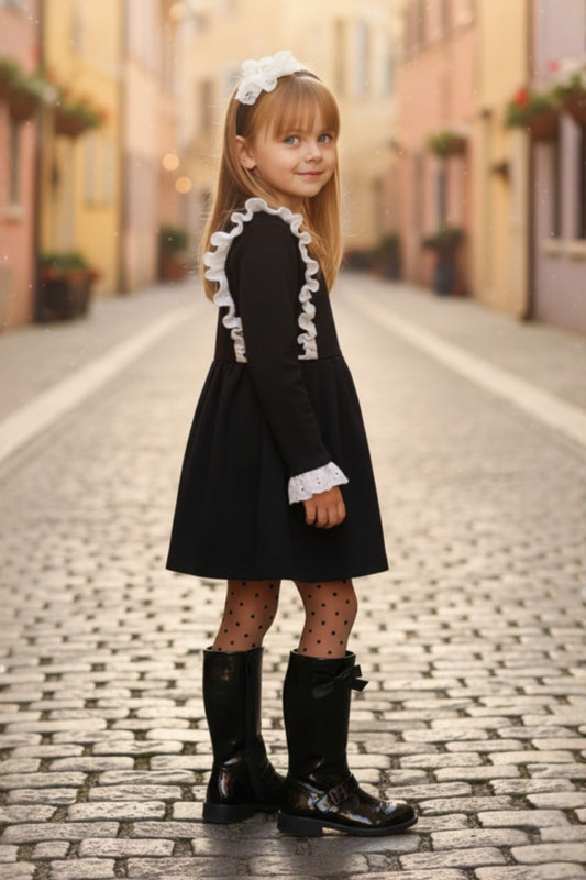 Kleid Elena - Schwarzes Kleid mit weißer Spitze, verziert mit Rüschensaum und Haarband mit Spitzendetails