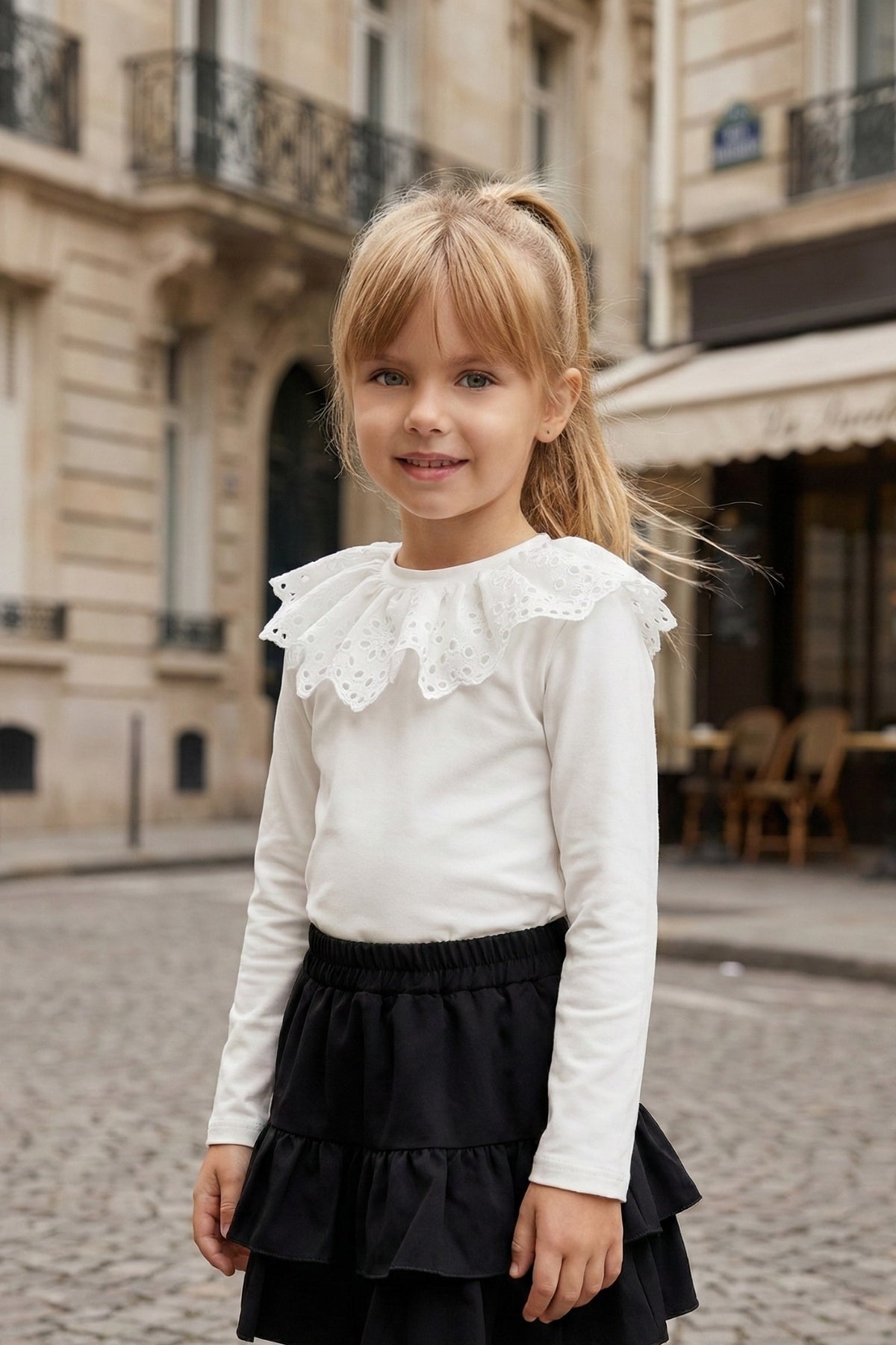 Weißes Langarmshirt mit Spitzendetails am Kragen