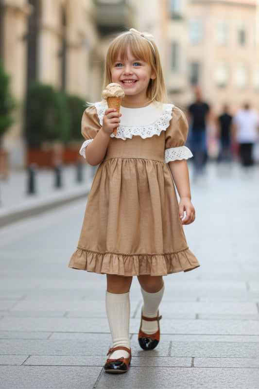 Kleid Ruby - Braunes Kleid kurzärmelig mit Rüschensaum Spitzendetails und Haarband