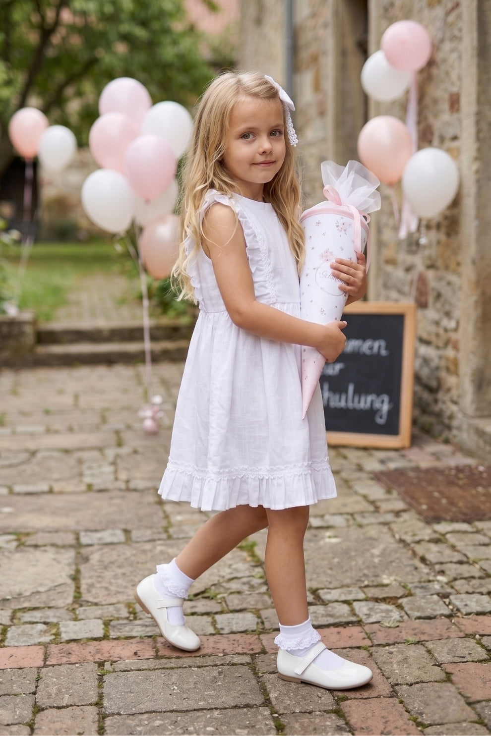 Kleid Eloise - kurzärmeliges Kleid in Weiß mit Spitzendetails und Haarspange