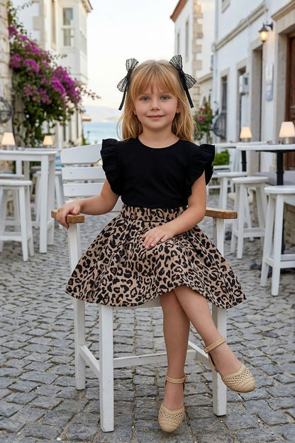 Kleid mit Leopardenmuster - kurzärmeliges Kleid mit Rüschensaum und Haarspange