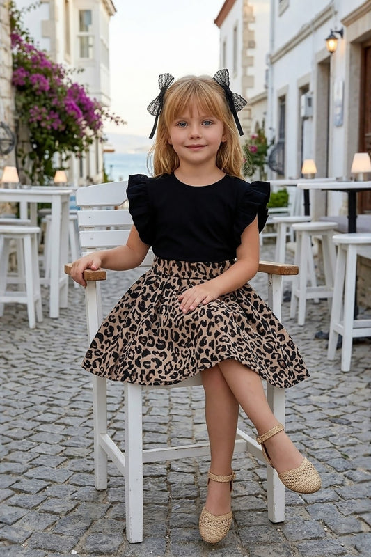 Kleid mit Leopardenmuster - kurzärmeliges Kleid mit Rüschensaum und Haarspange