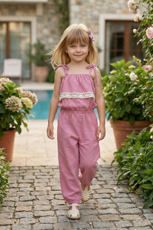 Jumpsuit Pera - Lila Jumpsuit mit Spitzendetails, schmalen Trägern und Haarspange