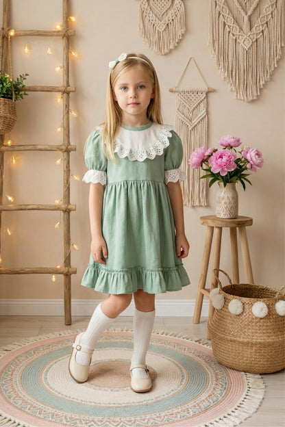 Kleid Ruby - Mintfarbenes Kleid kurzärmelig mit Rüschensaum Spitzendetails und Haarband