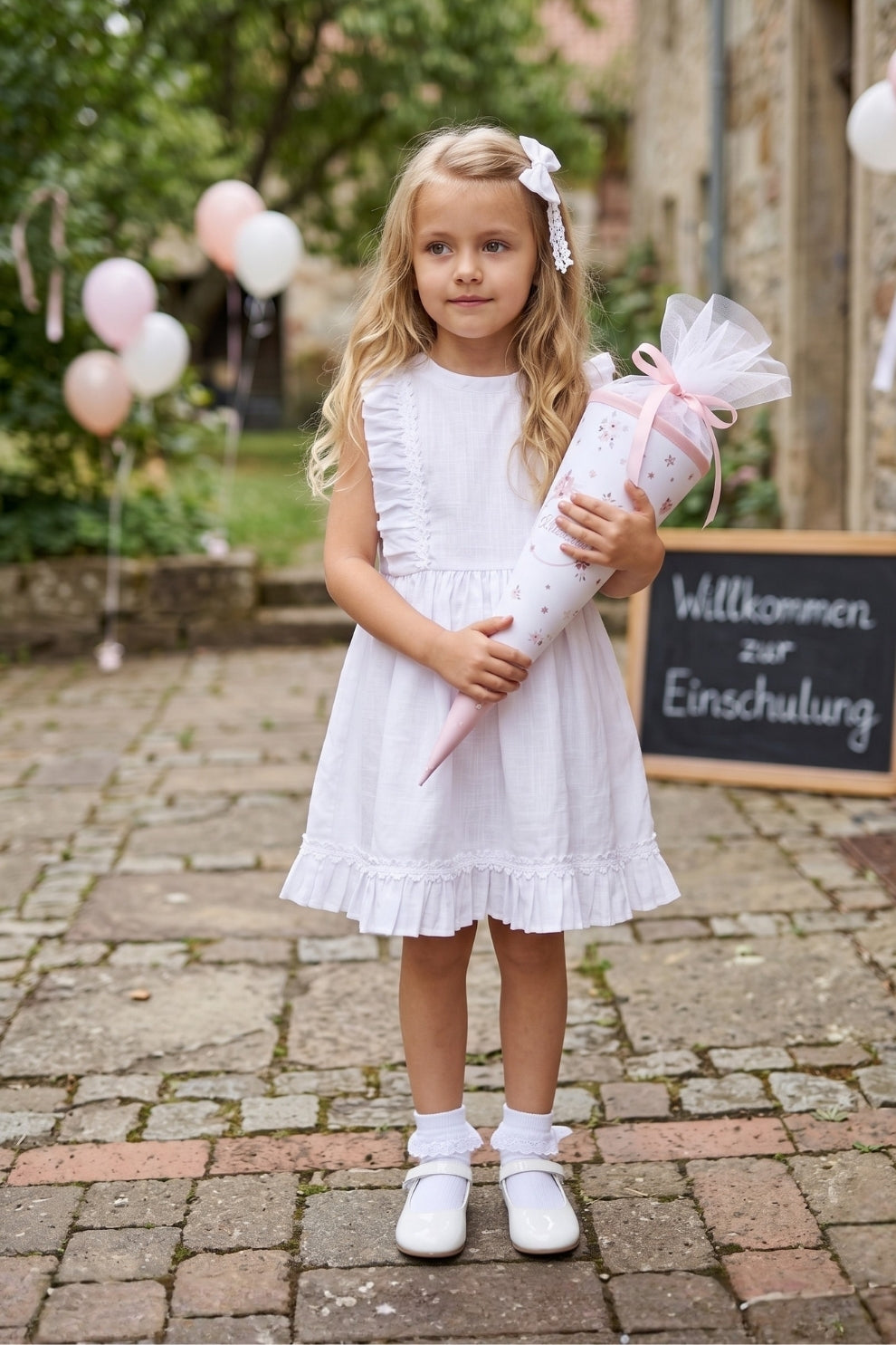Kleid Eloise - kurzärmeliges Kleid in Weiß mit Spitzendetails und Haarspange