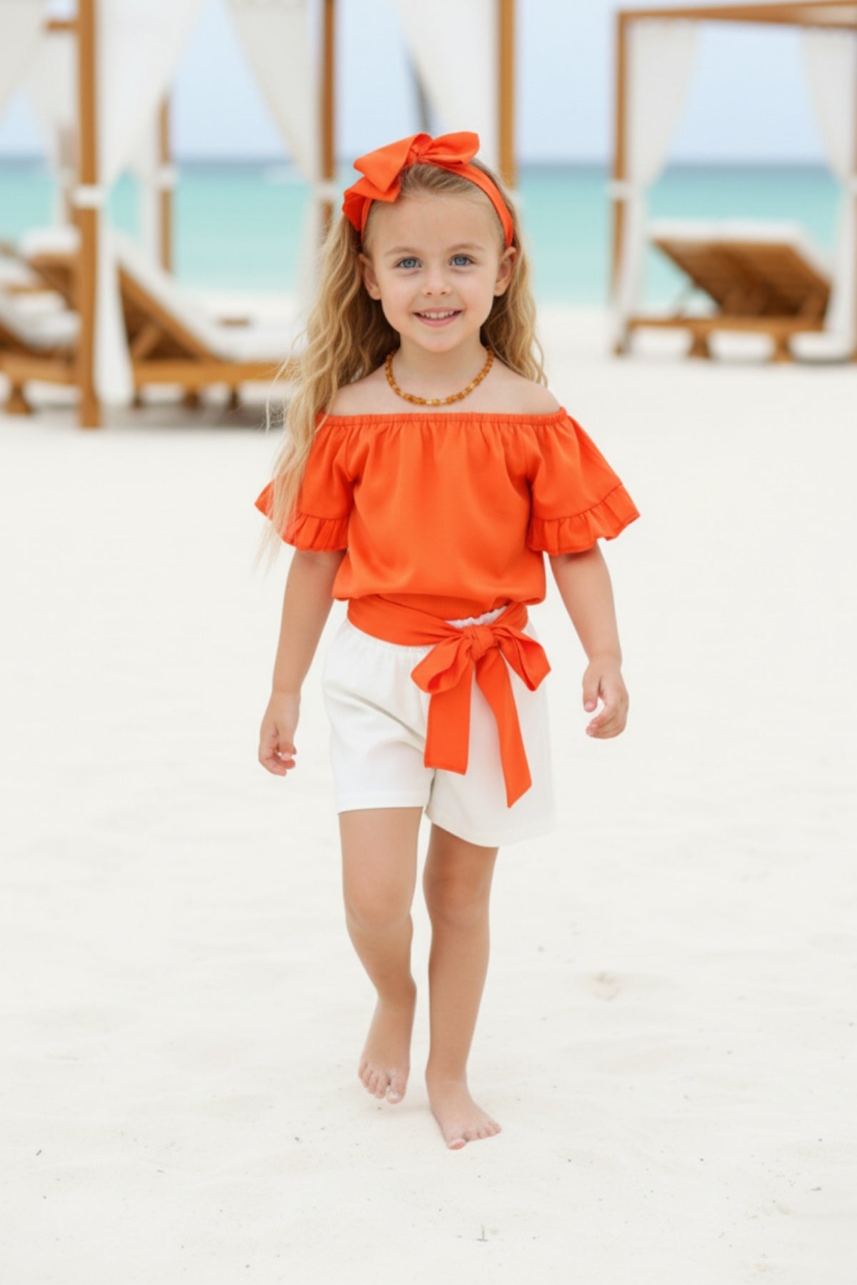 Set Sunny - dreiteiliges Set - orangenes Oberteil, weiße Jeans Shorts und Haarband