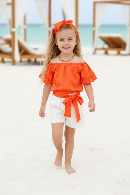 Set Sunny - dreiteiliges Set - orangenes Oberteil, weiße Jeans Shorts und Haarband